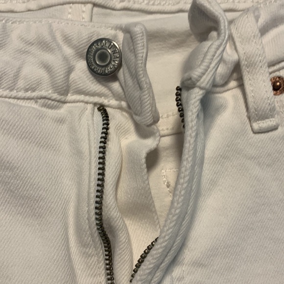 Women’s Old Navy white O.G Highrise Straight Jeans. Zipper fly Unfinished hems. - Picture 4 of 6